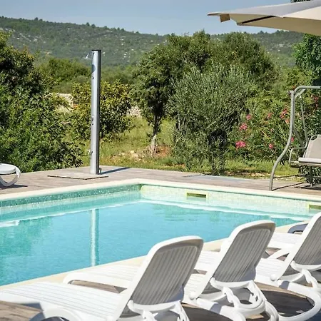 Casa de Férias Cozy And Chic Little House With Pool Ivinj - 3