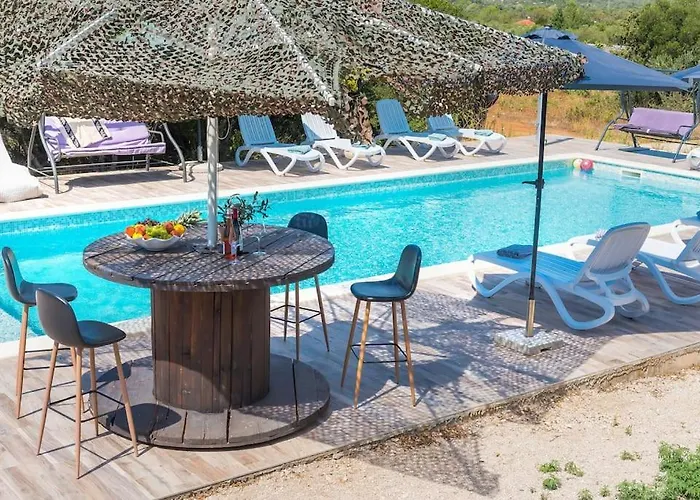 Cozy And Chic Little House With Pool Ivinj - 3 *